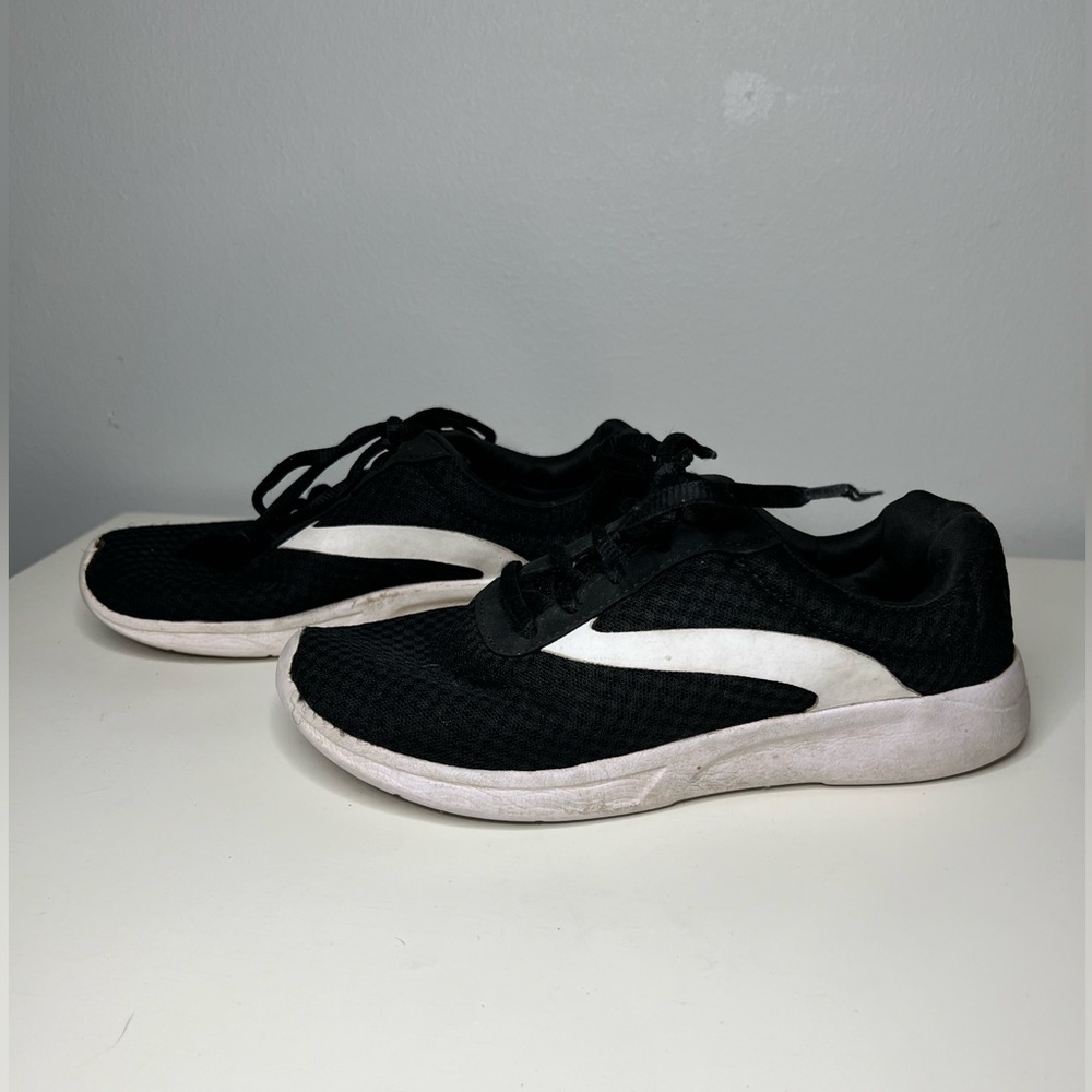 Kids light weight tennis shoes.